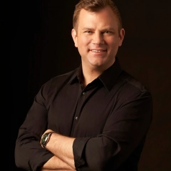 Chris Payne_jane iredale (1)